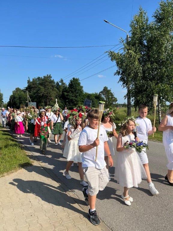 Wianki z Gminną Biblioteką Publiczną  w Mirowie